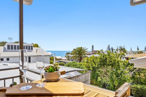 Quaint 2-bed Beach Abode With Ocean Views