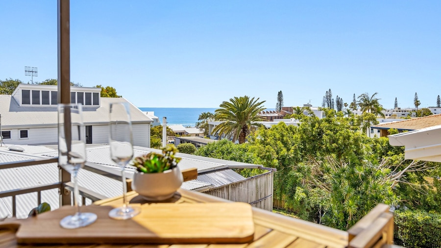 Quaint 2-bed Beach Abode With Ocean Views