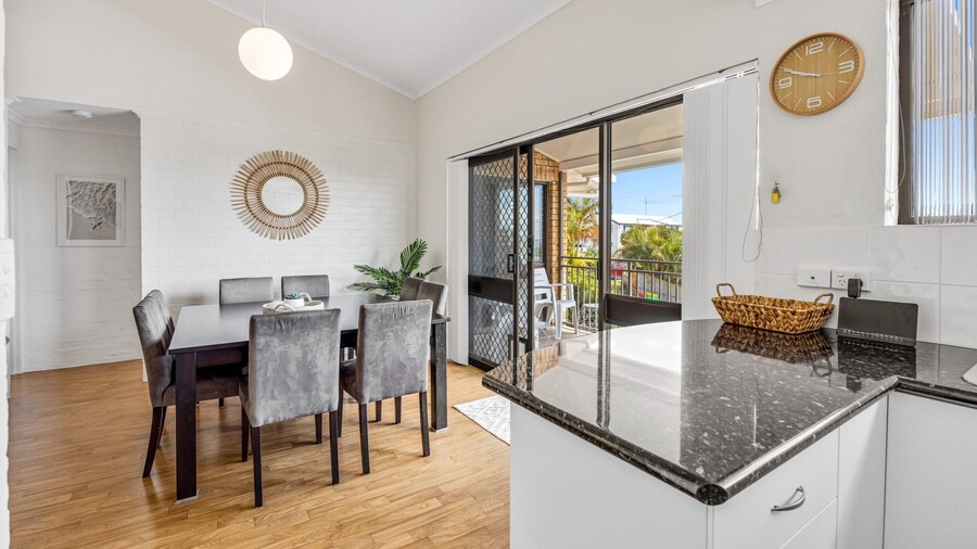 Quaint 2-bed Beach Abode With Ocean Views