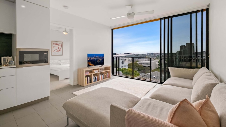 Sunny 2-bed in Valley With Premium Amenities