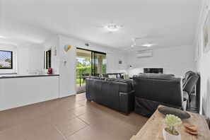 Living room - Charming 3-bed Home On Sunshine Coast (Sunshine Coast)