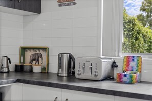 Private kitchen - Charming 3-bed Home On Sunshine Coast (Sunshine Coast)