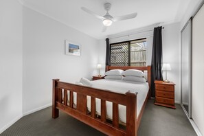 Apartment | 3 bedrooms, iron/ironing board, bed sheets - Charming 3-bed Home On Sunshine Coast (Sunshine Coast)