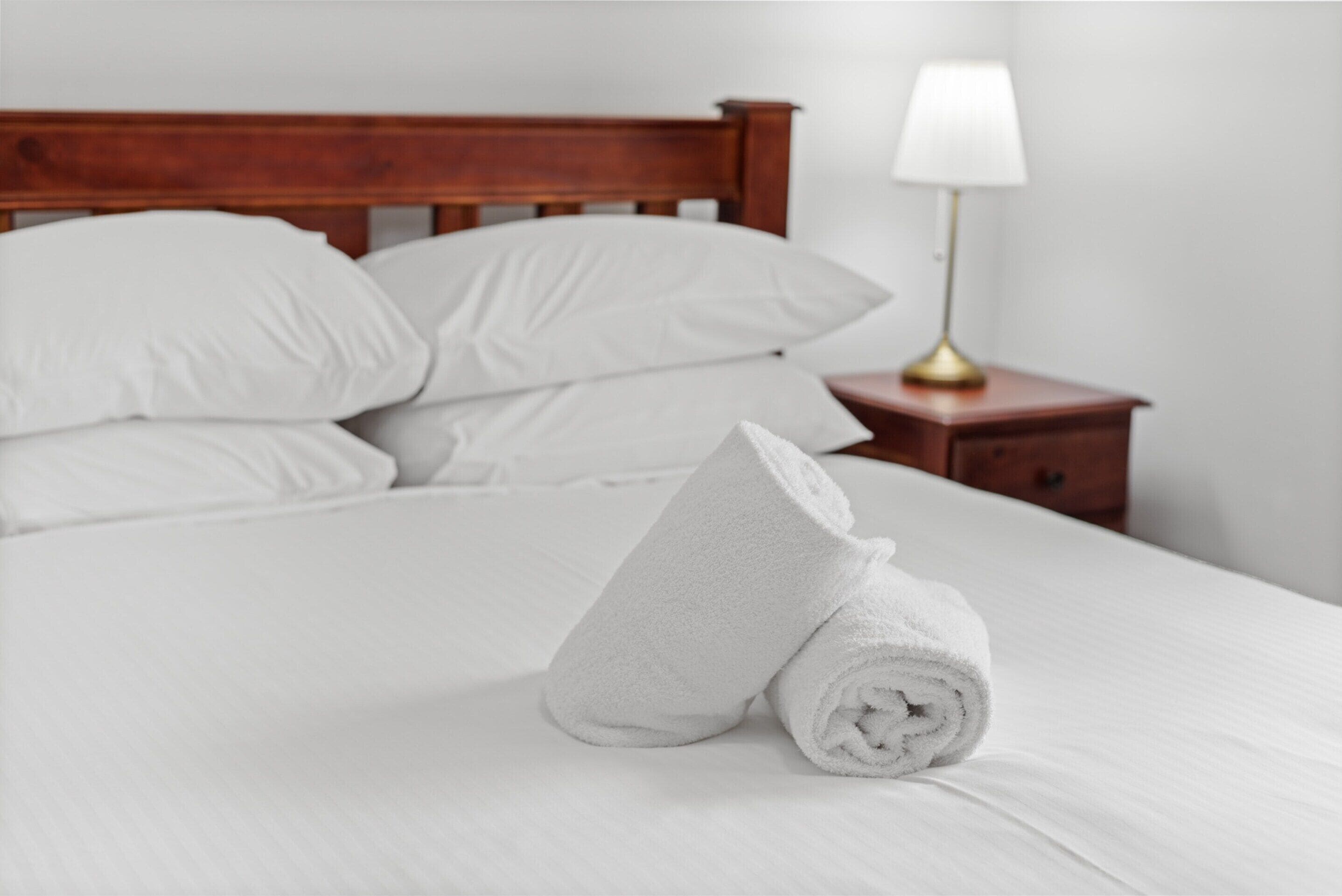 3 habitaciones, tabla de planchar con plancha y ropa de cama 