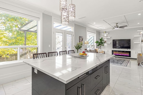 8BR New Luxury Home HVAC 3 km to White Rock Beach