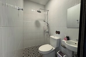 Shower, towels, soap, shampoo - Phukhao Hostel (Chiang Mai)