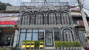 A building with a sign reading "PHUKHA CHOOSIEL". - Phukhao Hostel (Chiang Mai)