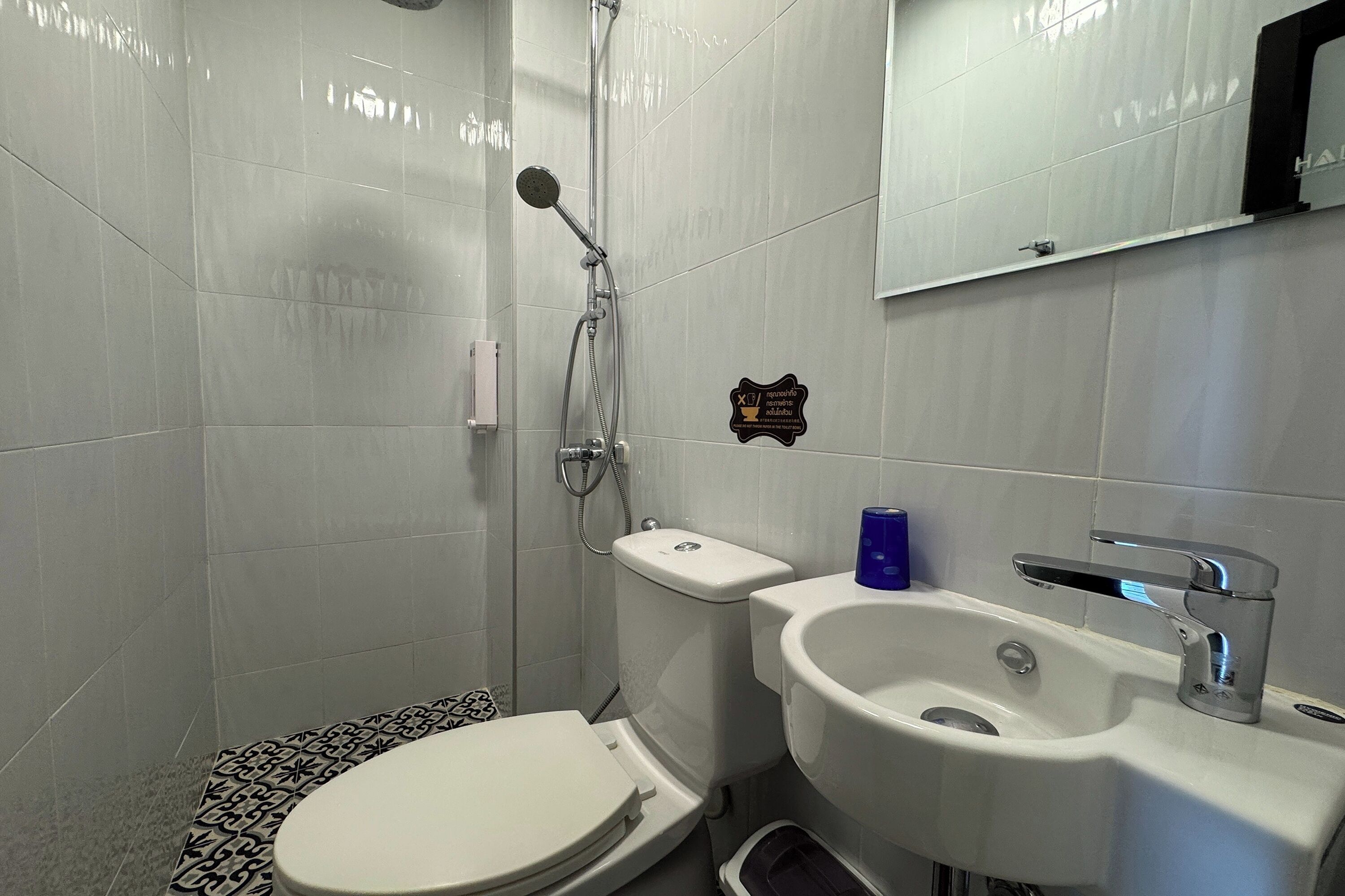 Ein modernes Badezimmer mit Toilette, Waschbecken und Dusche.