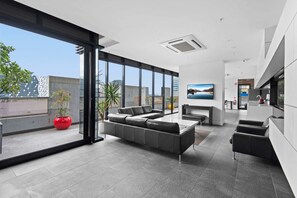 Living area - Modern 1-bed City Apartment With Pool and Gym (Melbourne)