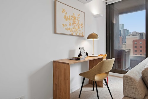 Modern 1-bed City Apartment With Pool and Gym