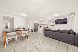 Apartment | Living room - Central South Brisbane Stay With Pool Access (Brisbane)