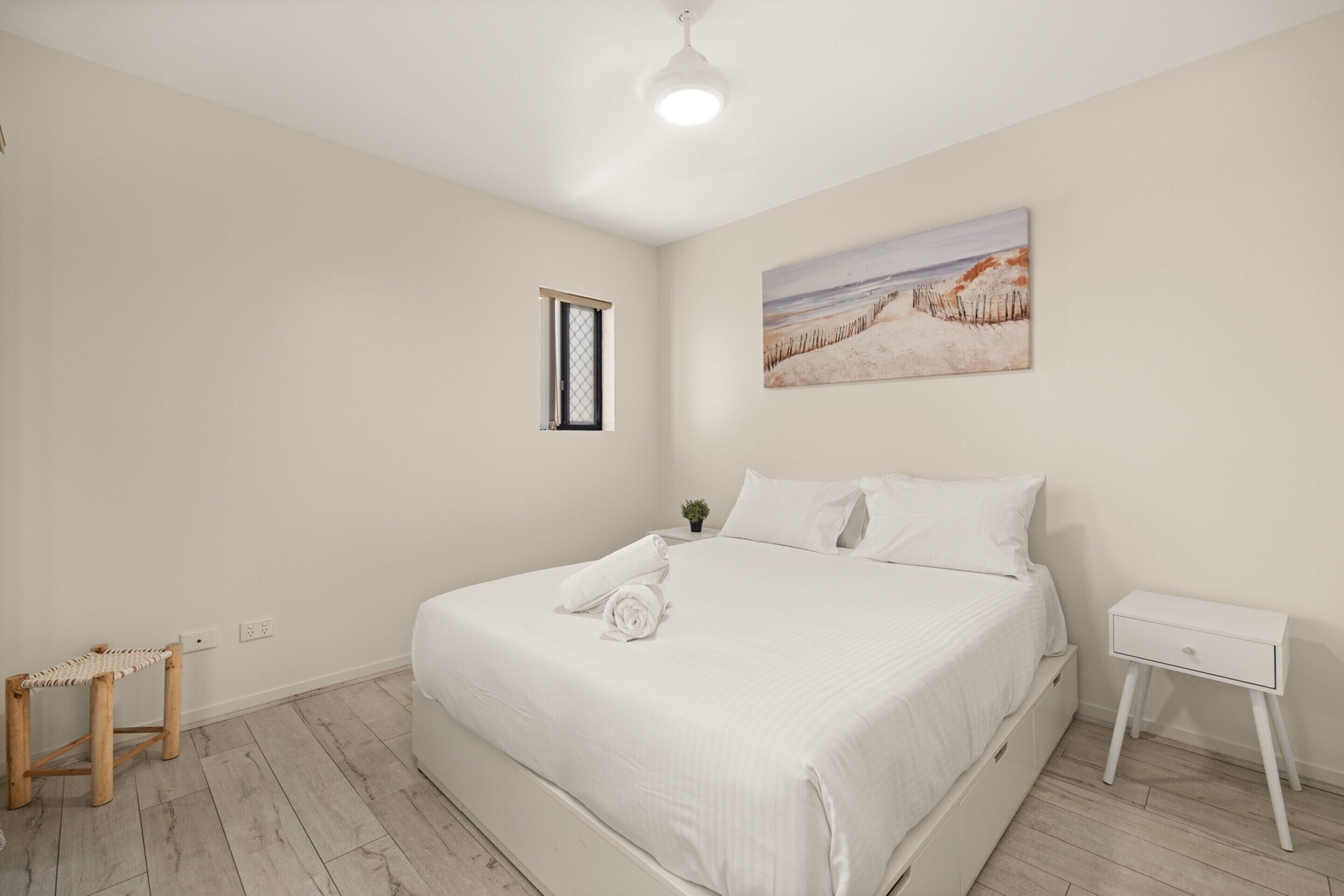 2 عدّة غرف نوم ومساحة عمل للكمبيوتر المحمول ومكواة/لوح كي وملاءات أسرّة