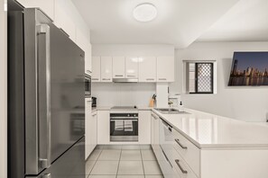 Apartment | Private kitchen | Cookware/dishes/utensils - Central South Brisbane Stay With Pool Access (Brisbane)