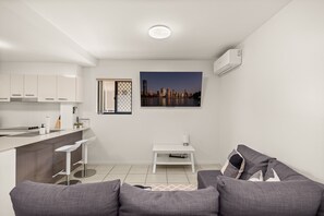 Apartment | Private kitchen - Central South Brisbane Stay With Pool Access (Brisbane)