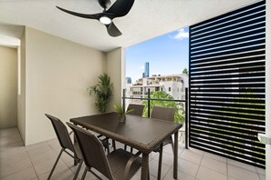 Apartment | Dining - Central South Brisbane Stay With Pool Access (Brisbane)