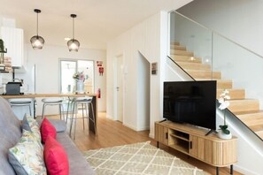 TV - Home in Santa Cruz - New · 2 bedrooms · 2 beds · 3 baths (Santa Cruz)