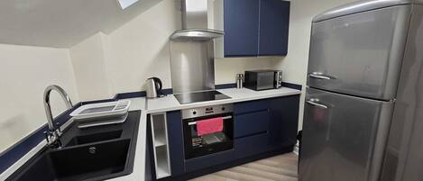 Four à micro-ondes, un four, surface de cuisson, bouilloire électrique