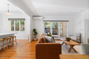 Apartment | Living area - Bright 3-bed With Garden by Banks Street Reserve (Brisbane)