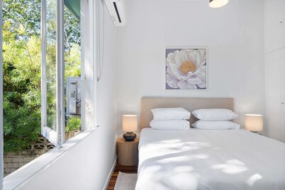 Bright 3-bed With Garden by Banks Street Reserve