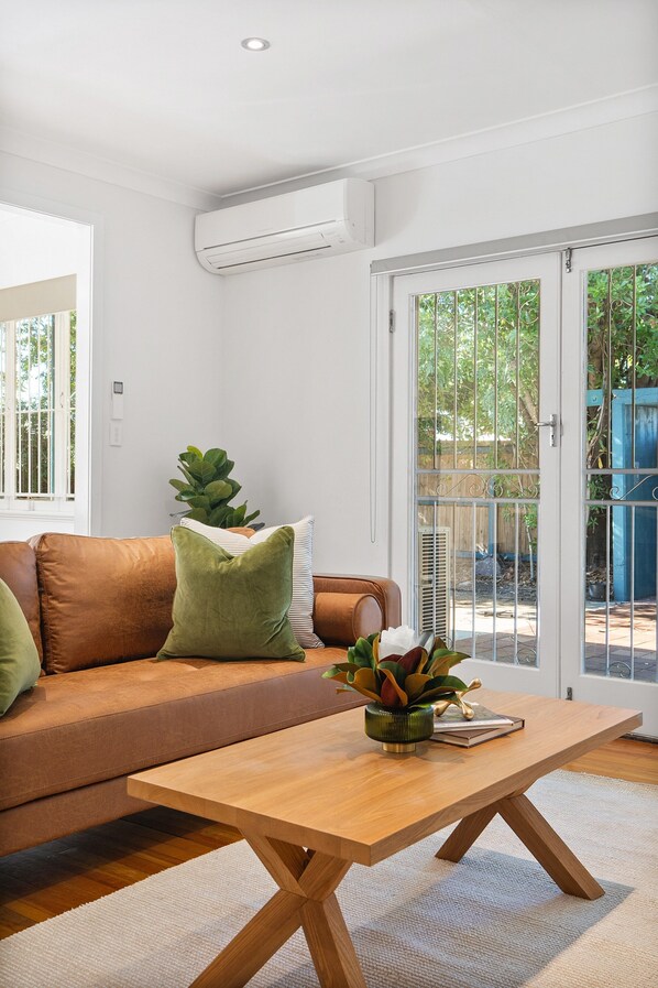 Apartment | Living area - Bright 3-bed With Garden by Banks Street Reserve (Brisbane)