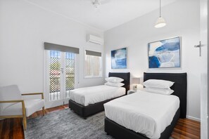 Apartment | 3 bedrooms, iron/ironing board, bed sheets - Bright 3-bed With Garden by Banks Street Reserve (Brisbane)