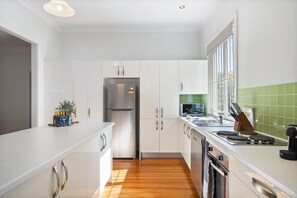 Apartment | Private kitchen - Bright 3-bed With Garden by Banks Street Reserve (Brisbane)
