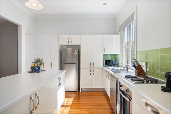 Apartment | Private kitchen - Bright 3-bed With Garden by Banks Street Reserve (Brisbane)