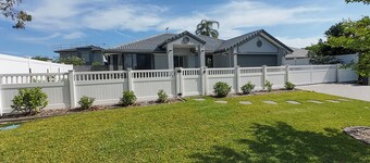 Forest Lake Garden Retreat – A Relaxing Retreat for You (and Your Pet)