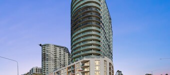 Bright 2-bed Apartment With Scenic Balcony