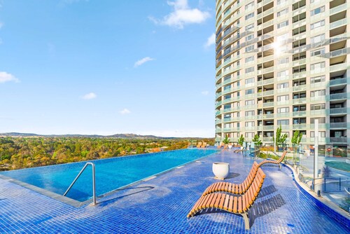 Bright 2-bed Apartment With Scenic Balcony