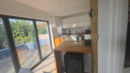 House, 5 Bedrooms, Smoking | Living area