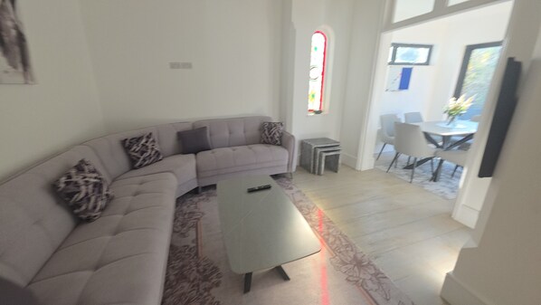 Living room - Justin Superb Luxury Stay (Thornton Heath)