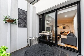 Apartment | Outdoor dining - Nott's Nook- 1-bed With Rooftop Views (Melbourne)