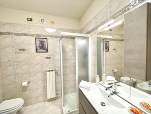 Regadera, bidet, toallas 