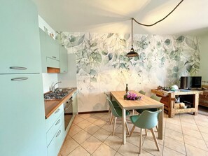 Fridge, microwave, oven, stovetop