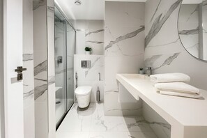 Căn hộ | Phòng tắm | Máy sấy tóc, khăn tắm, xà phòng, dầu gội 