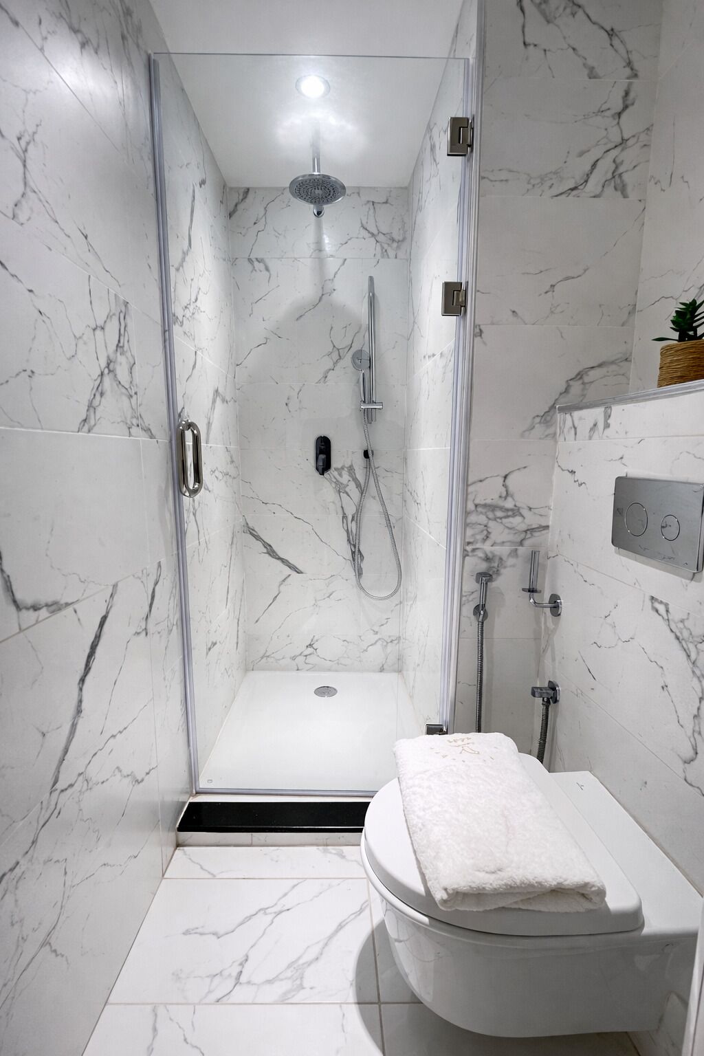 Apartment | Bathroom | Hair dryer, towels, soap, shampoo