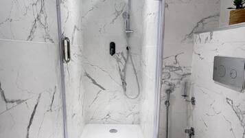 Apartment | Bathroom | Hair dryer, towels, soap, shampoo