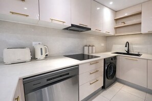Apartment | Private kitchen | Fridge, microwave, oven, stovetop - Joli Appartement a Sidi Yahia (Algiers)