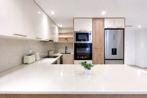 Apartment | Private kitchen | Fridge, microwave, oven, stovetop - Joli Appartement a Sidi Yahia (Algiers)