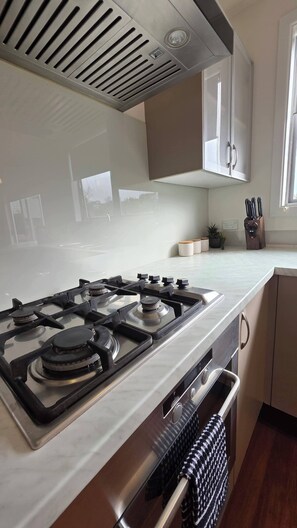 Geladeira, micro-ondas, fogão, cooktop