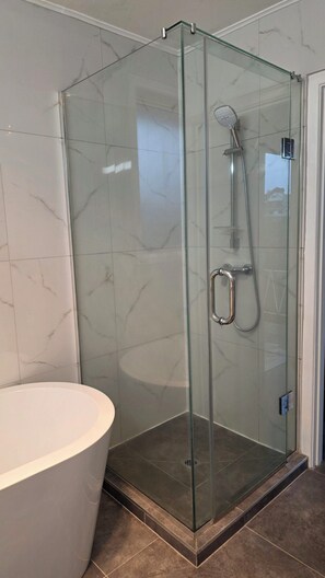 Hårføner, håndklær, såpe og sjampo