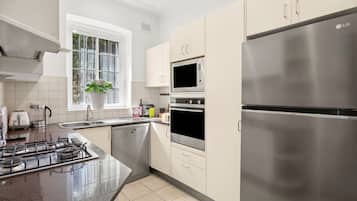 Apartamento | Cozinha privada | Geladeira, micro-ondas, fogão, cooktop