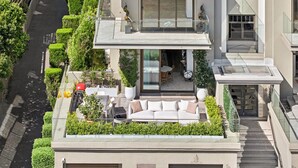 Un apartamento moderno con jardín en la azotea, un balcón y zona de comedor.