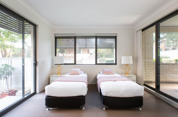 Apartment - Spacious Two-bedroom Apartment Near Hospital (Sydney)