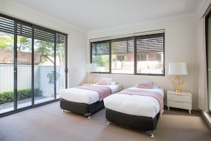 Apartment | 2 bedrooms, iron/ironing board, bed sheets