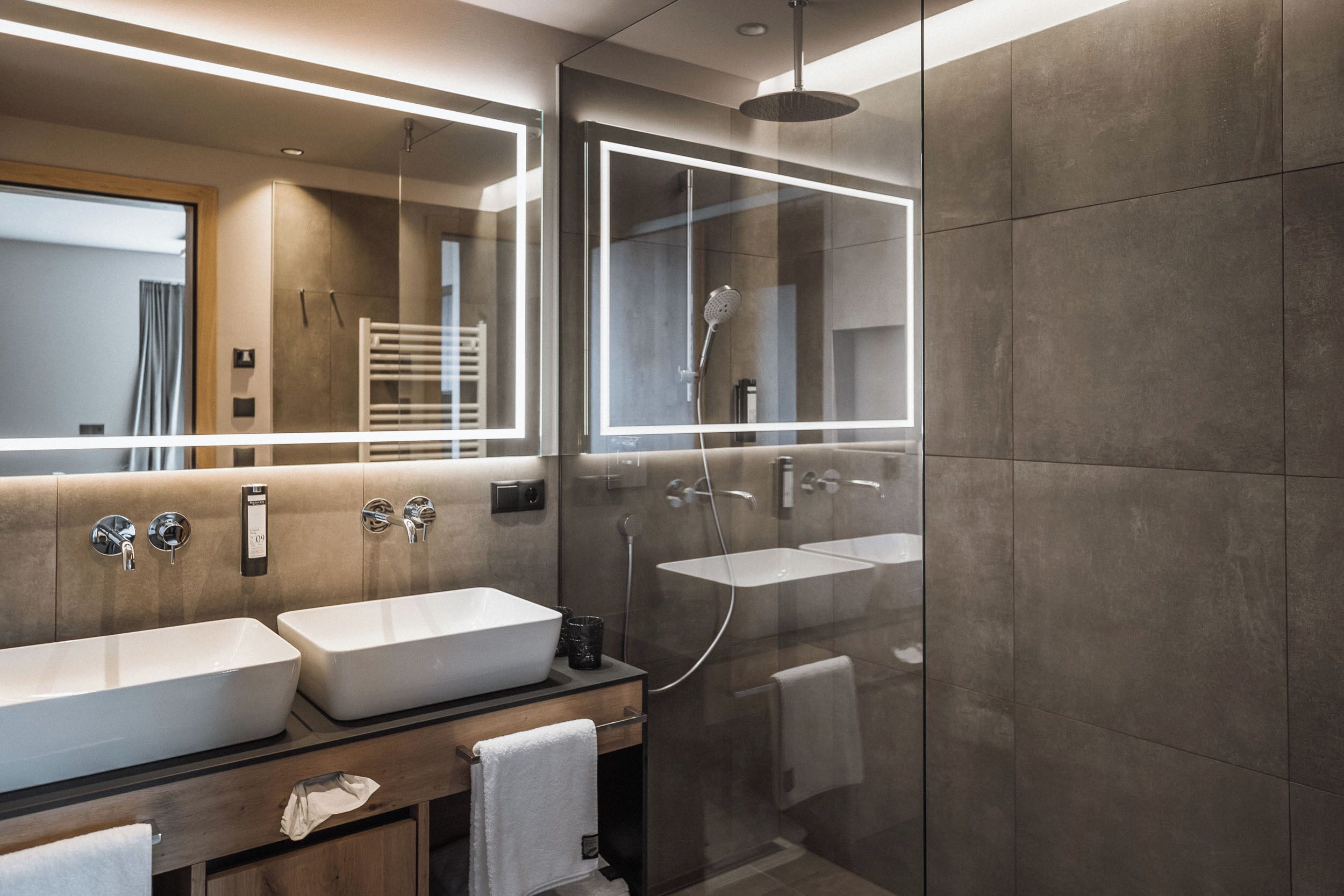 Ducha, secador de pelo, bidet, toallas