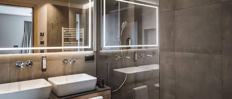 Douche, séchoir à cheveux, bidet, serviettes fournies