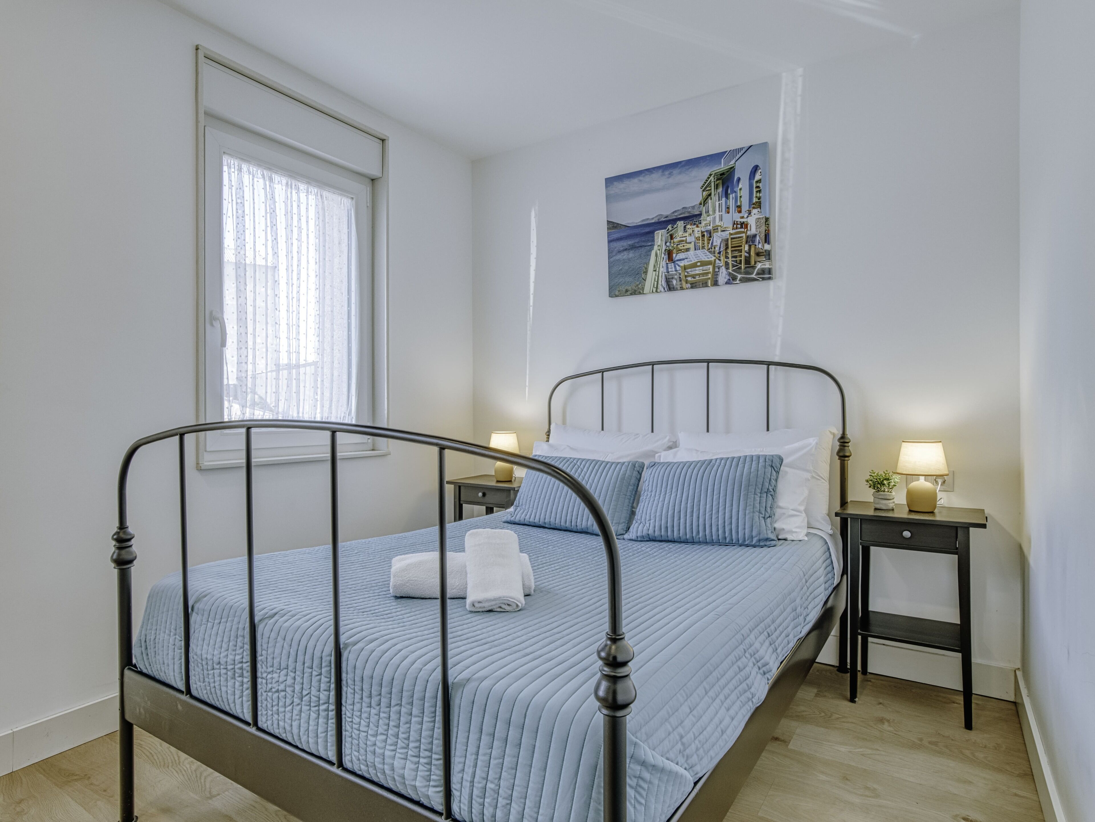 1 soverom, skrivebord, wi-fi (inkludert) og sengetøy