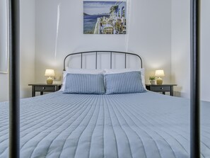 Een bureau, gratis wifi, beddengoed